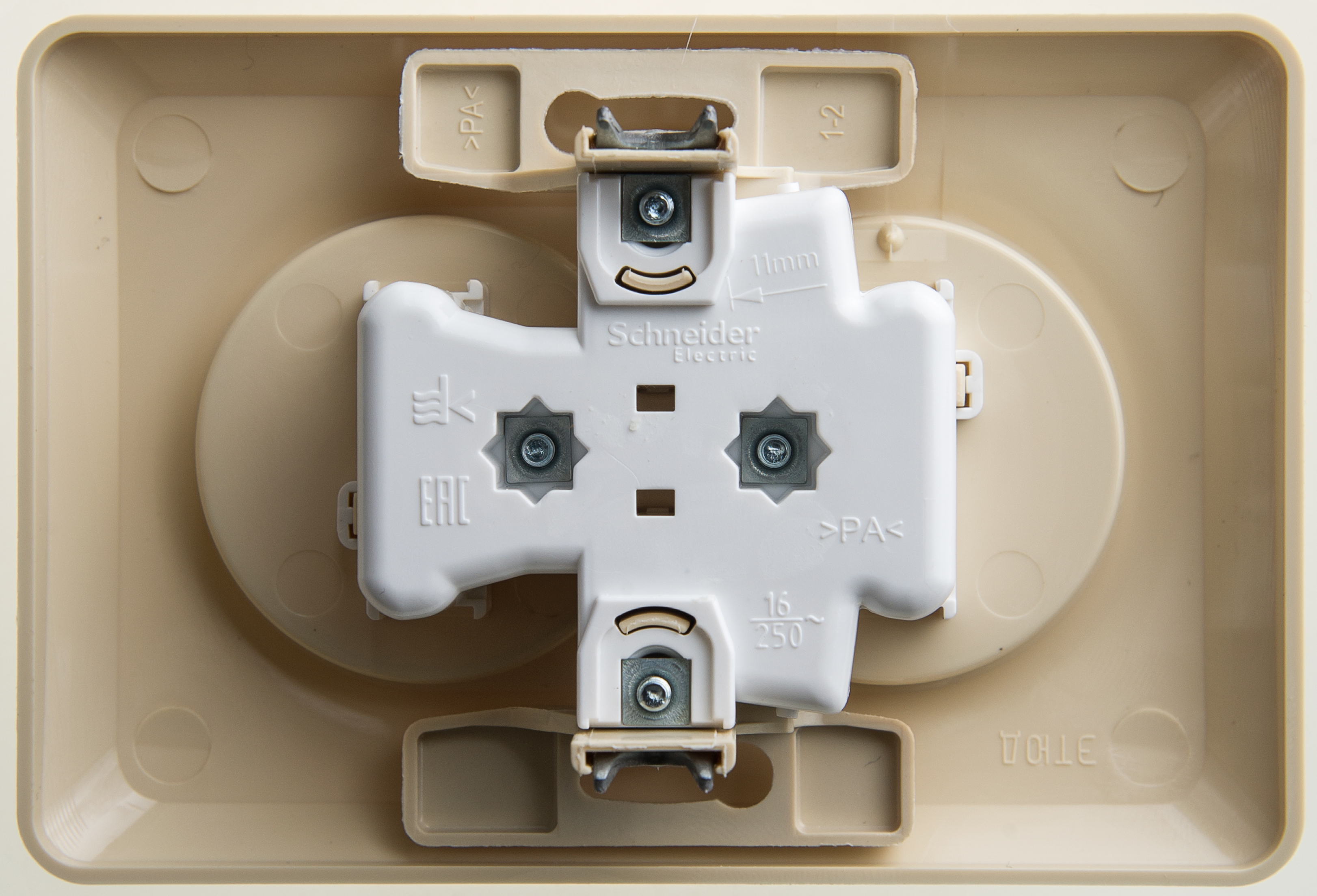 Image Description for https://tedi24.pro/itcmedia/images/20190426/PC16106K_SCHNEIDERELECTRIC_1.jpeg