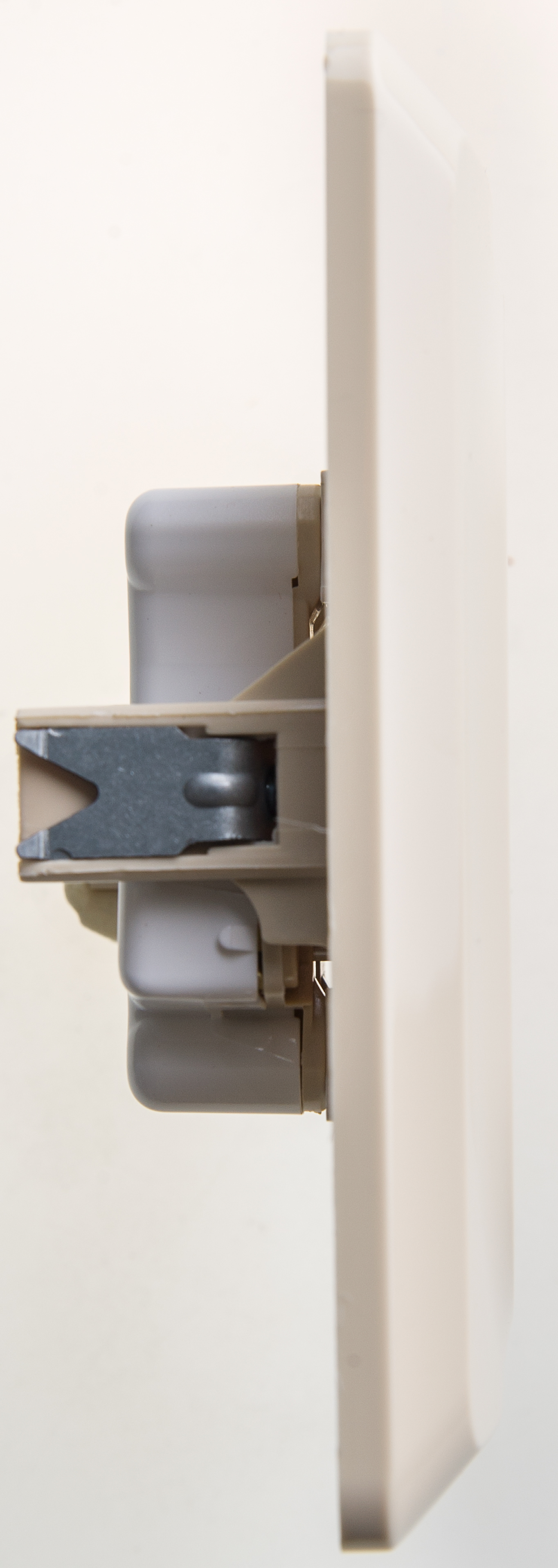 Image Description for https://tedi24.pro/itcmedia/images/20190426/PC16106K_SCHNEIDERELECTRIC_3.jpeg