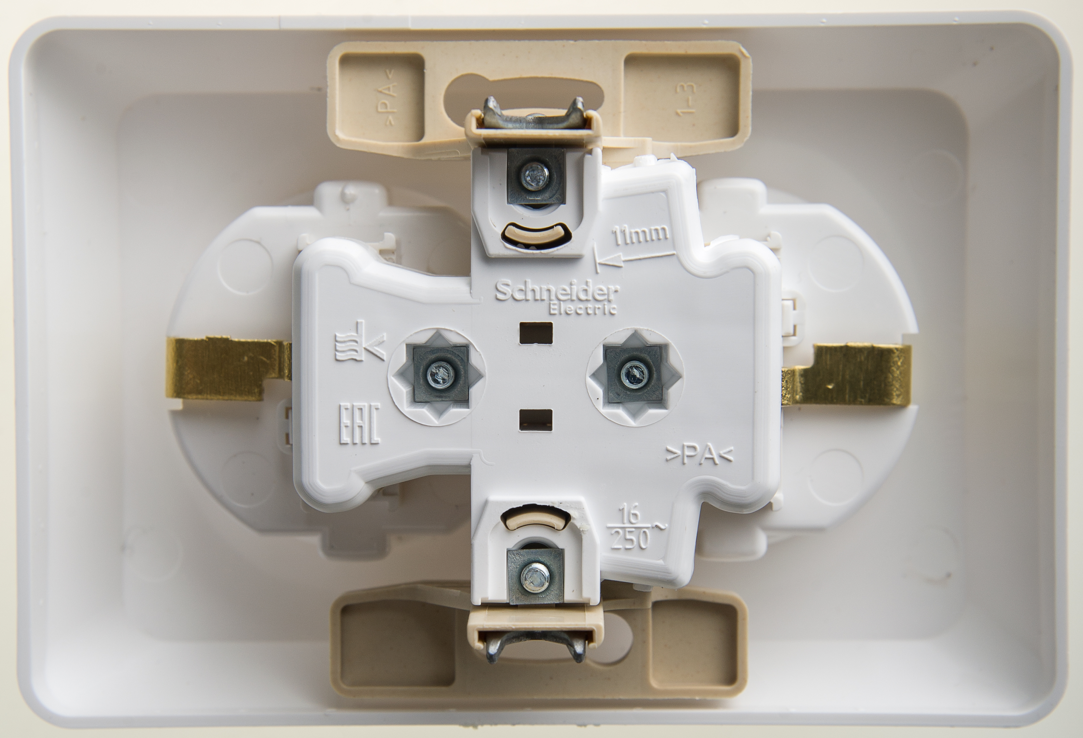 Image Description for https://tedi24.pro/itcmedia/images/20190426/PC16108B_SCHNEIDERELECTRIC_1.jpeg